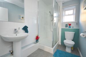 Shower room- click for photo gallery